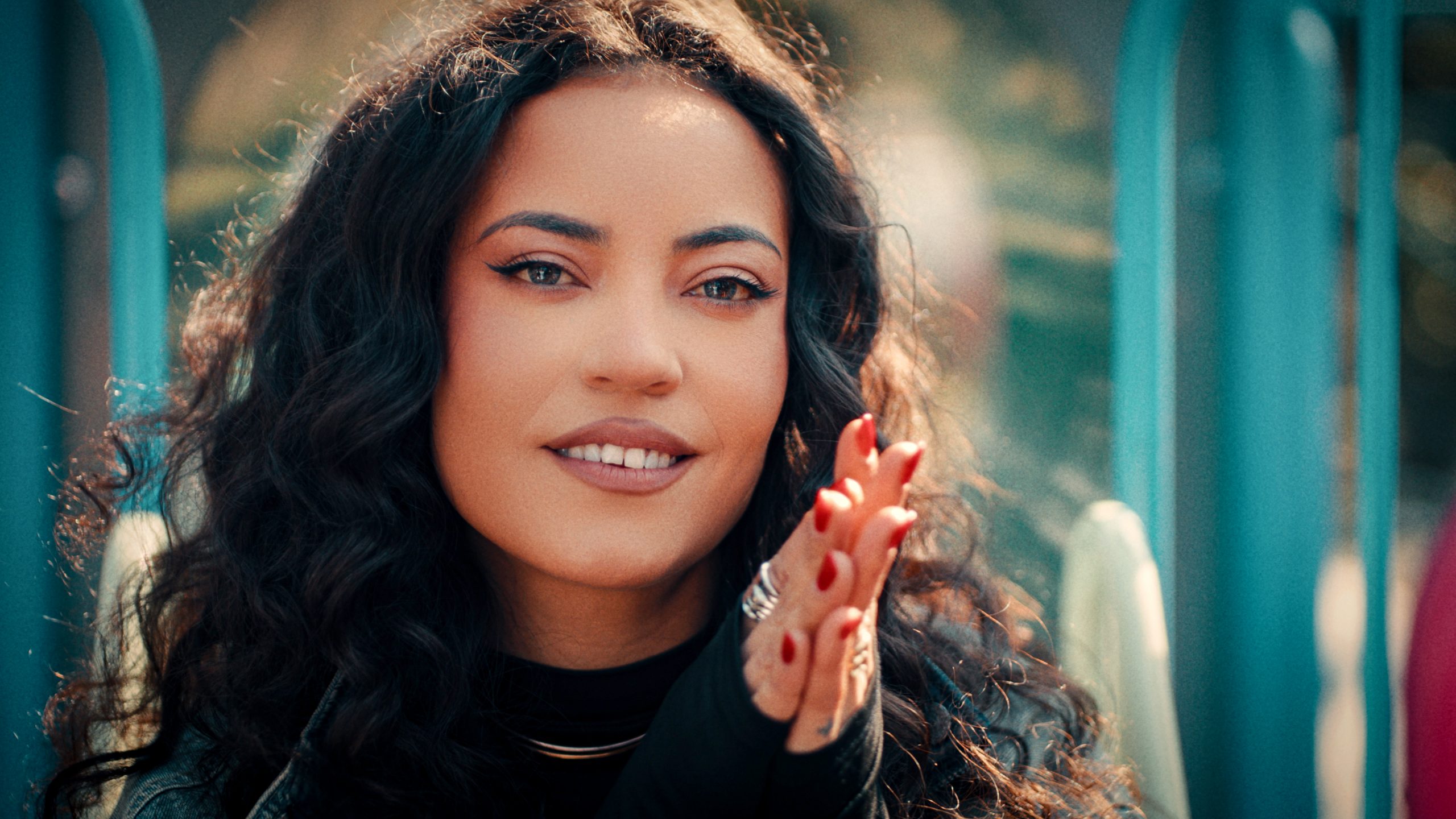 „Es ist das Lied einer Familie an eine andere, geschrieben und gesungen von der, die zu beiden gehört.“ Hört das aufrichtigste Statement in der Geschichte von Mandinga.